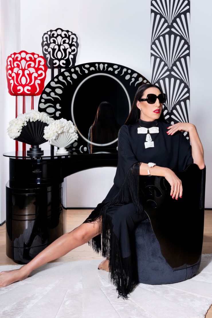 L’actrice espagnole Rossy de Palma a elle aussi collaboré avec Roche Bobois pour la création d’une collection capsule. Elle pose ici devant la coiffeuse qu’elle a imaginée, « dont le miroir évoque un œil dans lequel on se regarde pour prendre soin de soi » et d’objets de décoration comme l’éventail, accessoire emblématique de l’actrice, décliné sur des vases ou en tapis.