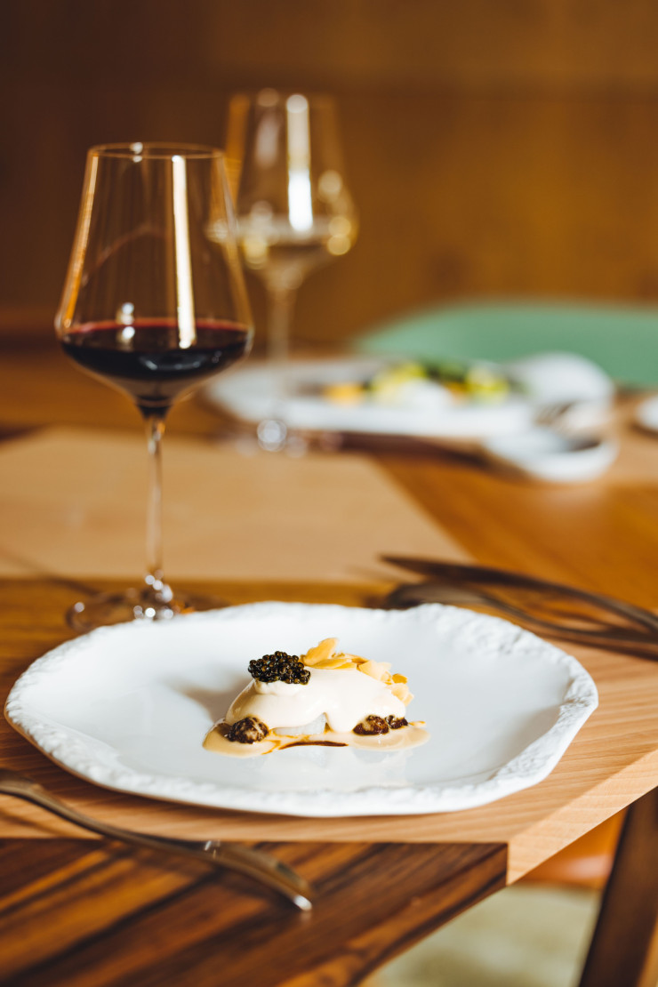 Le chef Bruno Coelho ose vo – lontiers le mélange des saveurs. Ici, ses coquilles SaintJacques, pil-pil aux amandes et gésiers d’agneau, déposées sur l’une des huit tables en chêne du restaurant Tierra y Vino, toutes différentes, imaginées par le de – signer Mathisse Dalstein. Un étonnant patchwork qui donne toute sa singularité au lieu.