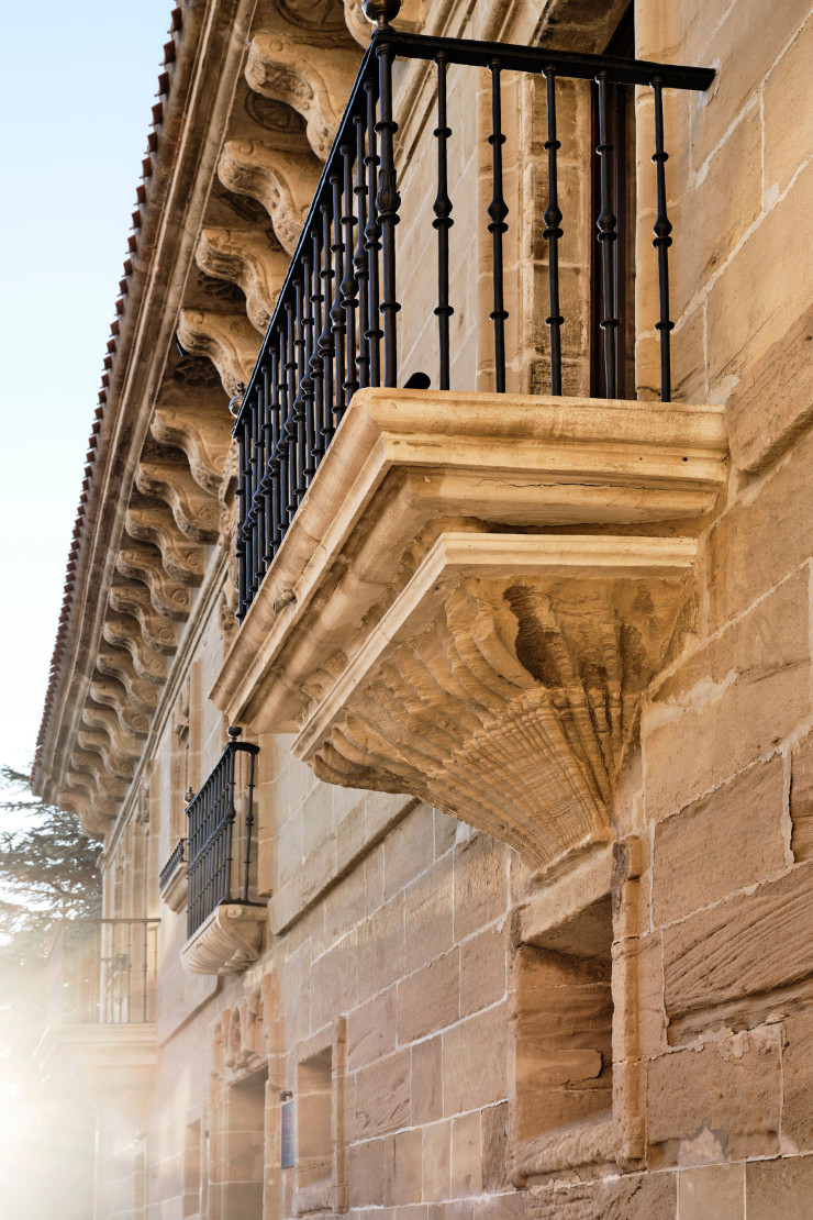 La façade, dont la blondeur de la pierre de taille émerveille, est ponctuée de balcons sculptés.