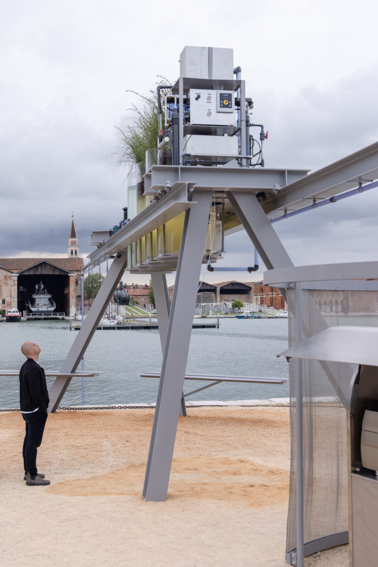 Conçu par les Américains Diller Scofidio + Renfro, « Canal Café » invite à déguster un expresso réalisé avec l’eau de la lagune purifiée. L’installation a remporté le Lion d’or de la meilleure participation à la Biennale 2025.