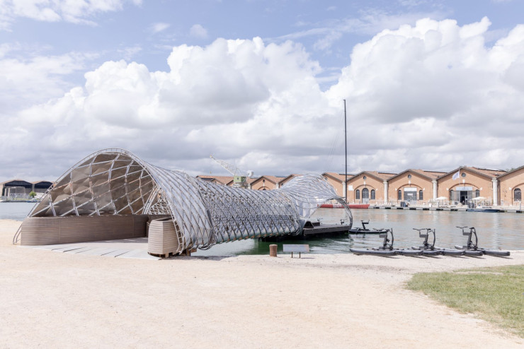 « Gateway to Venice’s Waterways » est né de la collaboration entre l’architecte Norman Foster et Porsche. Au bout de cette passerelle de 37 mètres conçue en hommage aux ponts traditionnels vénitiens, la possibilité d’emprunter un vélo-bateau qui préserve le milieu fragile que constitue la lagune.