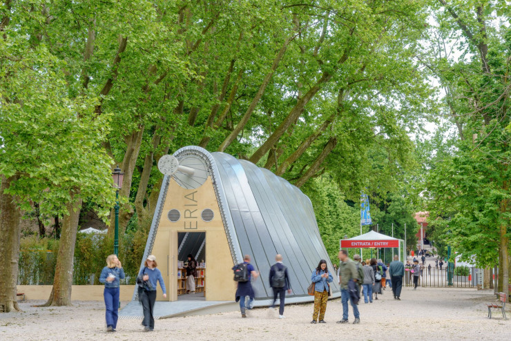 À l’entrée des Giardini, l’installation librairie mobile « La Libreria ».