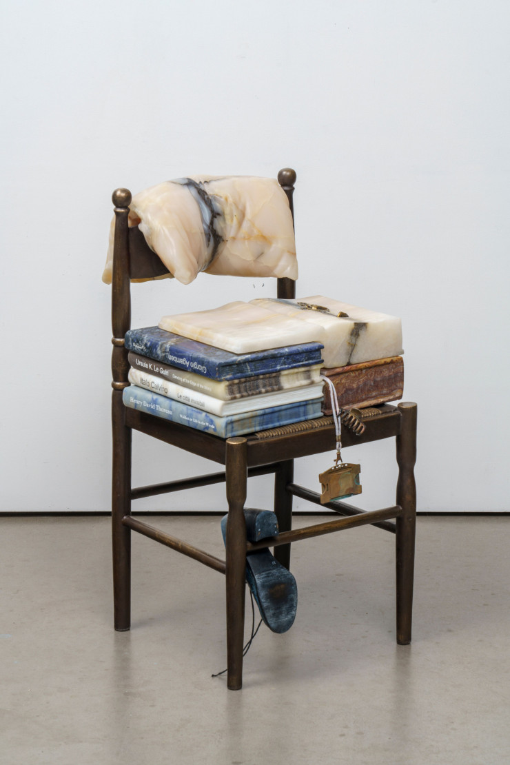 Tatiana Trouvé investit la totalité du Palazzo Grassi avec « La vie étrange des choses ». Parmi les œuvres exposées, The Guardians (2020) est l’une de ses plus célèbres séries.