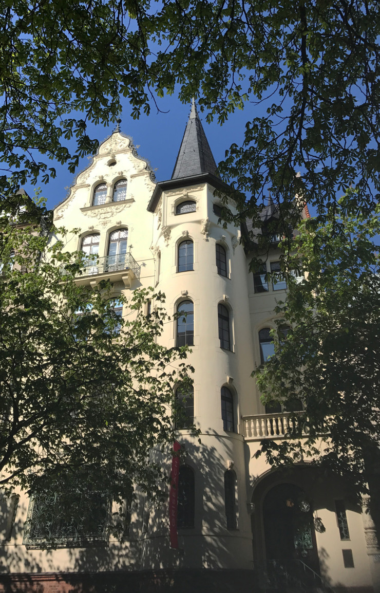 Construite en 1891 pour et par l’architecte Hans Grisebach, ce bâtiment est l’un des premiers immeubles unifamiliaux urbains de Berlin.