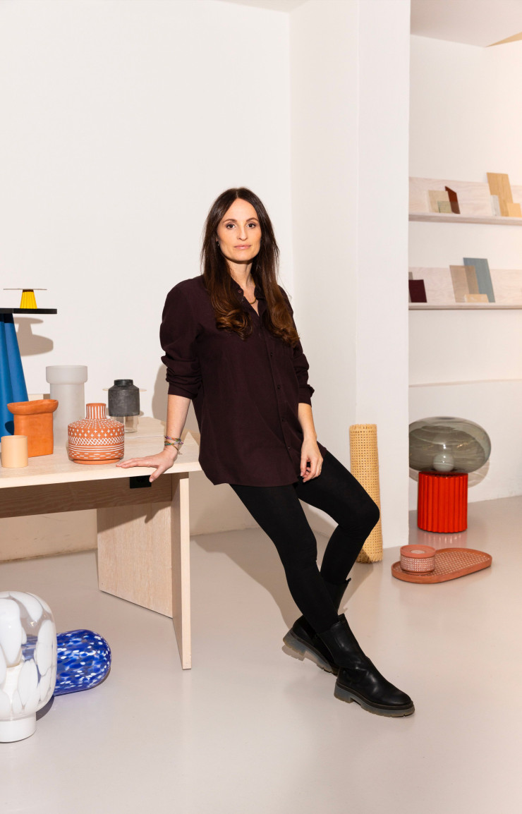 La designeuse berlinoise Hanne Willmann qui signe le canapé multifonctions Modius pour Leolux.