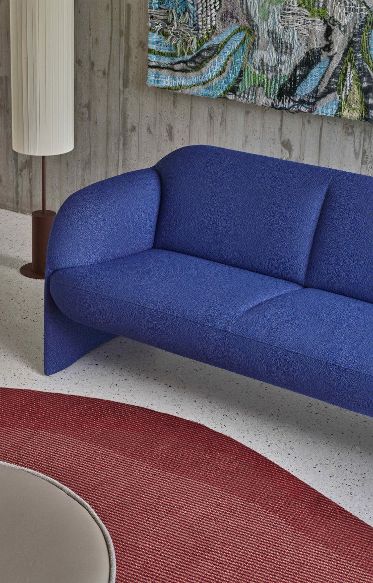 Le canapé multifonctions Modius, aux lignes droites légèrement incurvées, offre un dossier enveloppant et des accoudoirs moelleux.