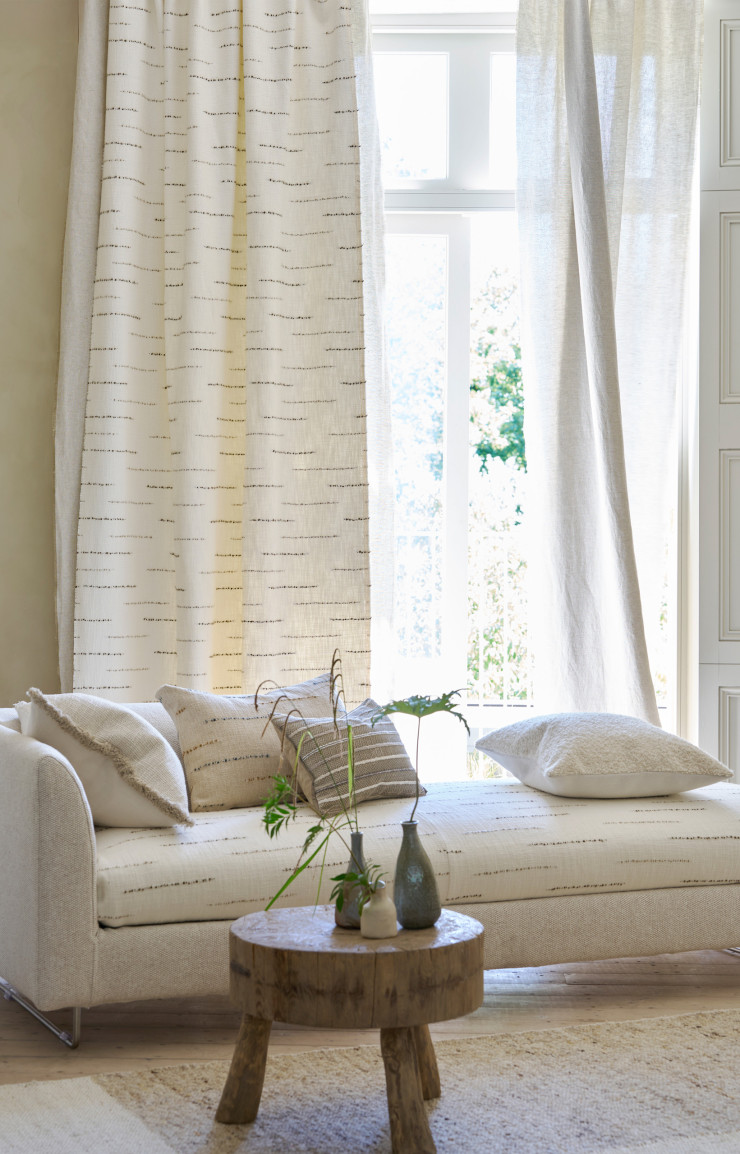 Rideaux et canapé recouverts du tissu July.