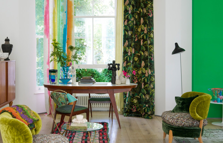 Rideau de gauche, tissu Brera Arte et rideau de droite, tissu Pasqueflower issus de la collection automne-hiver 2025-2026 de Designers Guild.