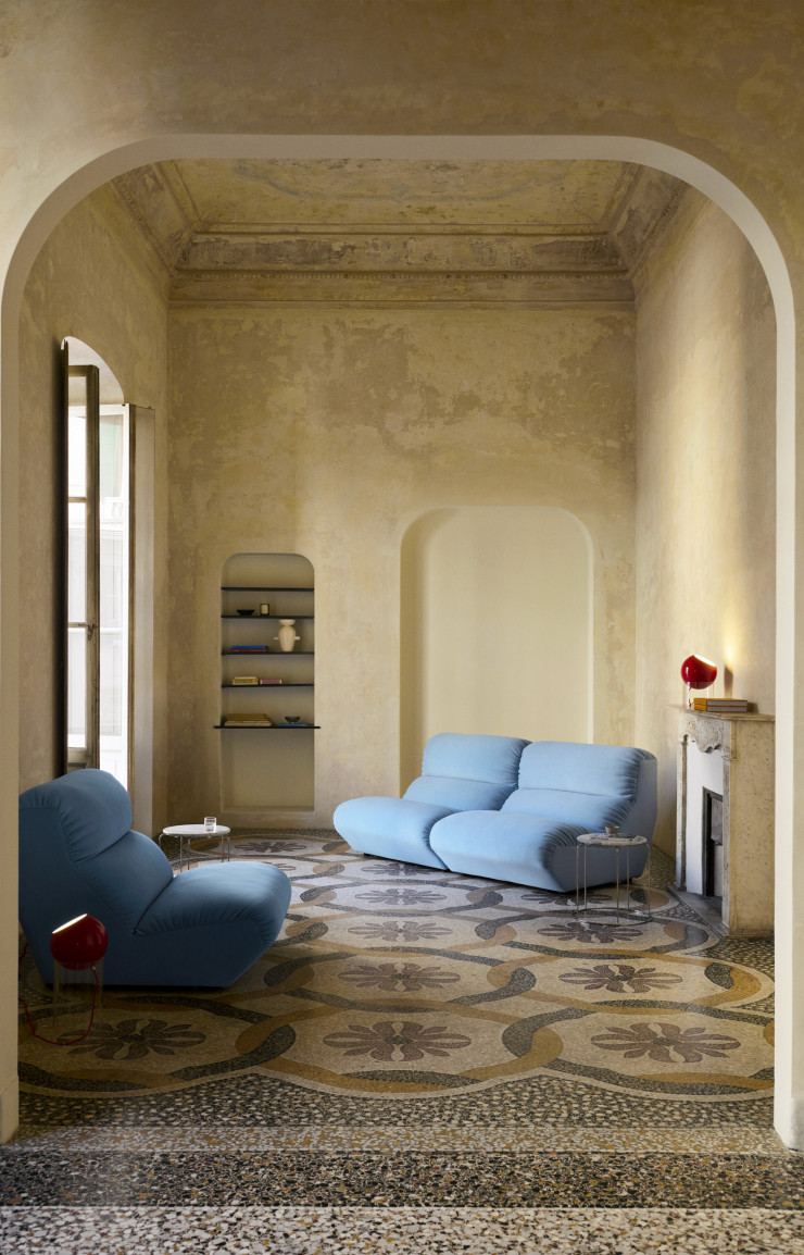 La version couleur Gentle, en version deux places et fauteuil une place. Un système d’accroches métalliques connecte les modules.