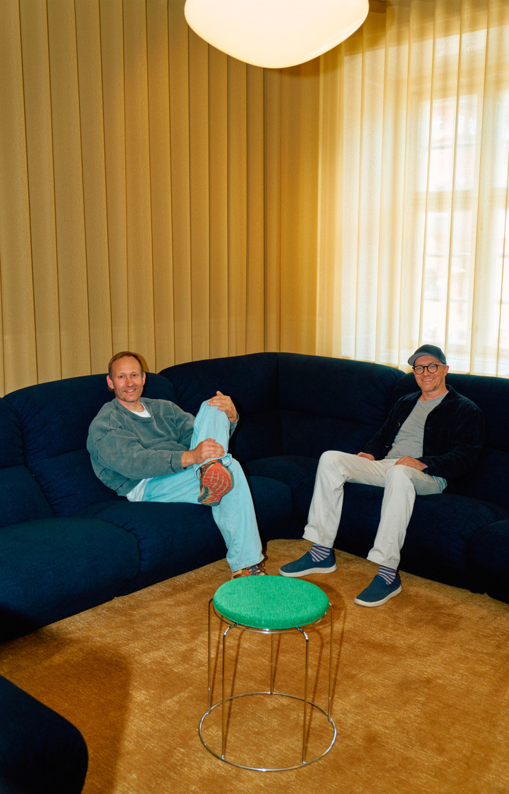 Torbjørn Anderssen (à gauche) et Espen Voll, fondateurs du studio Anderssen & Voll, assis sur leur canapé modulable Hi Lo, dans le showroom &Tradition, à Copenhague.