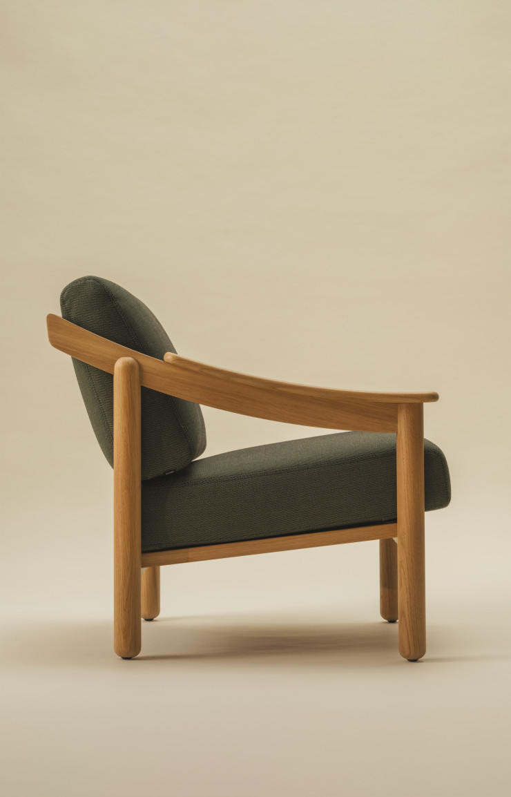 Fauteuil intemporel aux lignes douces, le Loden Club, en bois, dessiné par Vico Magistretti et revisité par Kettal.