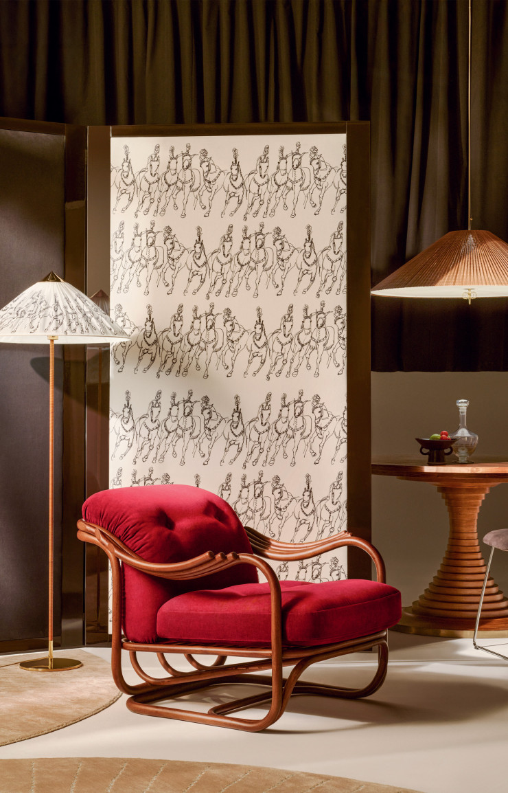 Dans le showroom de l’éditeur de meubles danois Gubi. Derrière le fauteuil Poltrona Tria, de Carlo de Carli, le dessin Haringey Circus Horses, réalisé en 1956 par Henry Moore, imprimé sur lin par Garro Éditions, habille le lampadaire 9602, de Paavo Tynell.