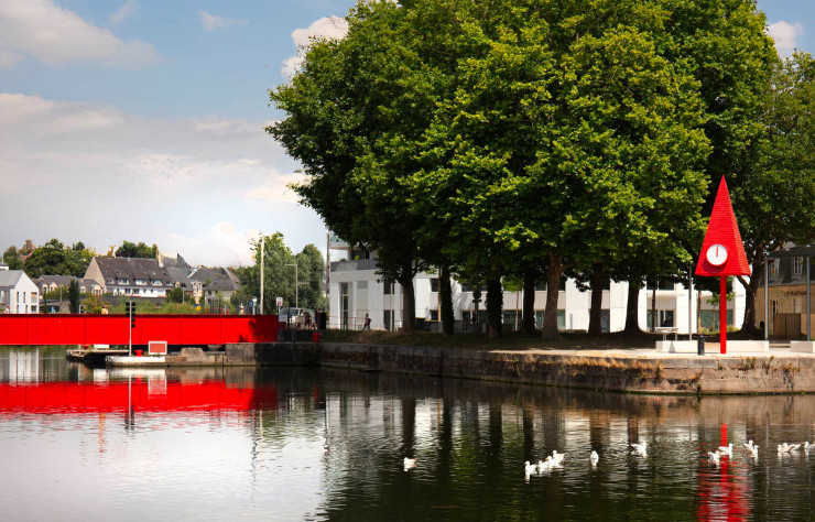 Pour célébrer le Millénaire de la «Ville aux 100 clochers», et sur invitation de Mathias Courtet, directeur artistique de l’événement, Vincent Baranger et Anthony Lebossé, le caennais du Studio 5.5, créent le « 101ème clocher ». Un clocher contemporain, un signal rouge, qui célèbre l’histoire de la ville, mais qui incarne surtout son avenir, un symbole fort du port et de la presqu’île, quartier à vivre en pleine transformation de la ville de Caen.