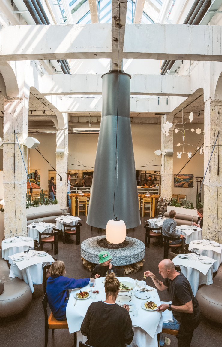 Le studio d’architecture Spécific Generic a aménagé le vaste espace circulaire du restaurant Solen en y intégrant le meilleur du design international et, évidemment, nordique.