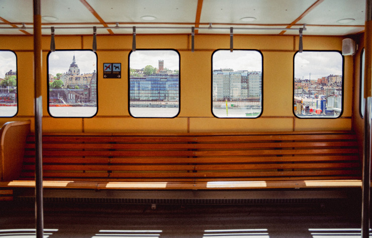 Dans le ferry qui relie trois îles centrales de Stockholm : Djurgården, Skeppsholmen et Södermalm, que l’on voit ici à travers les hublots.