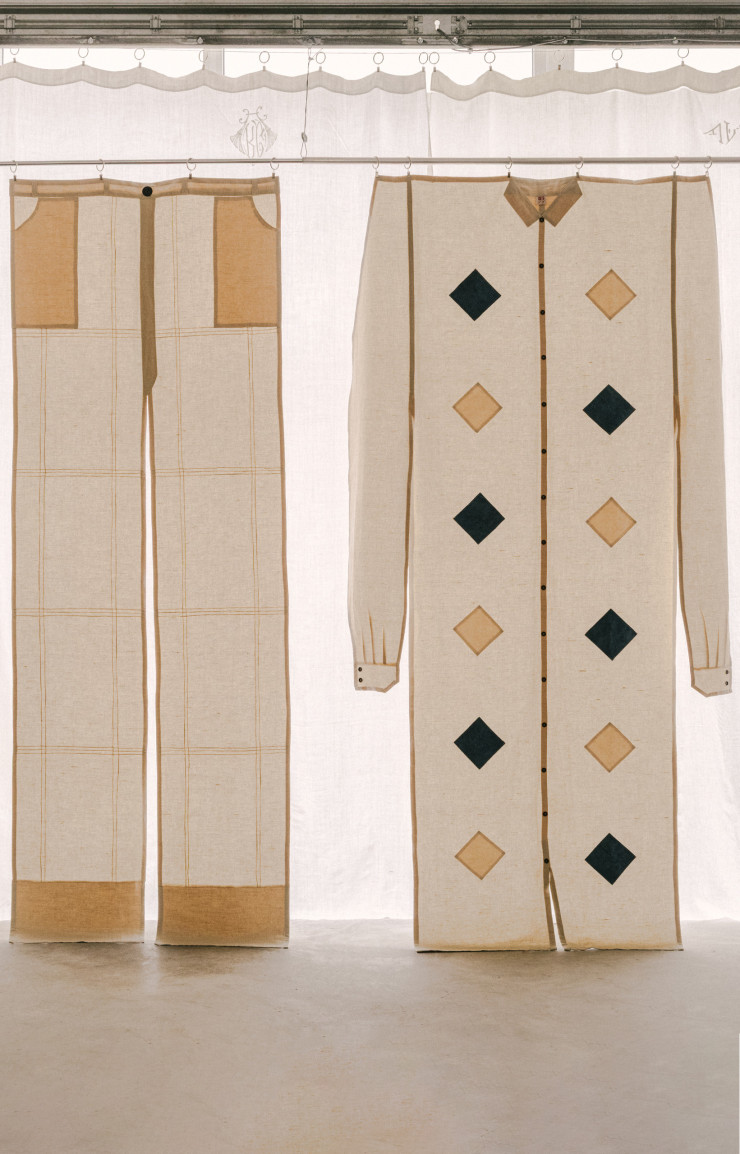 « Rideau-Pantalon » et « Rideau-Chemise », œuvres textiles et pièces uniques signées Sarah Espeute, présentées à Paris en 2024, lors de la Semaine de l’art et du design.