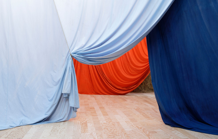 Vue d’une partie de l’installation « Le milieu est bleu », lors de l’exposition « Ulla von Brandenburg », au Palais de Tokyo, en 2021.