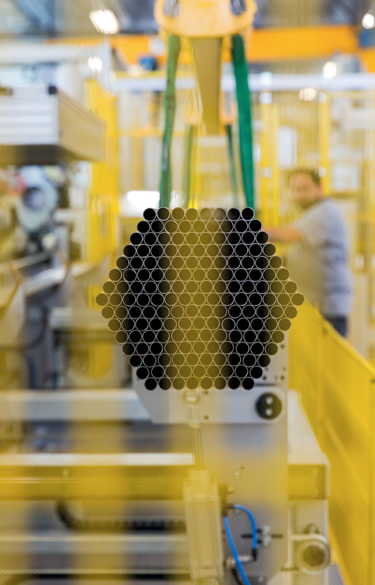 Les tubes d’acier sont d’abord découpés et fraisés aux différentes dimensions avant d’être chromés.