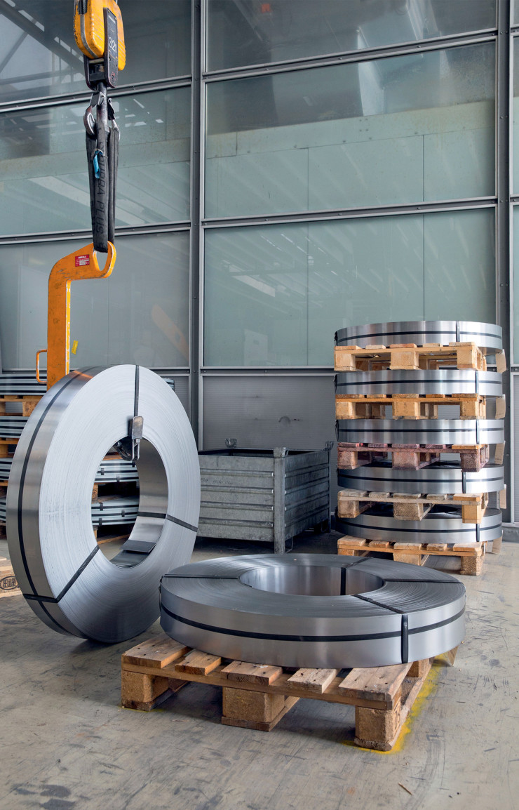 Les futurs panneaux du système USM Haller sont réceptionnés dans l’usine sous forme de feuilles d’acier conditionnées en rouleaux ou à plat. Elles seront ensuite découpées et pliées par d’impressionnantes machines à commande numérique.