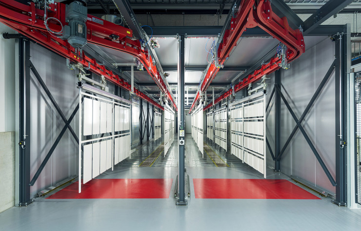 Après avoir été découpés et préparés, les panneaux sont thermolaqués dans une des quatorze couleurs de la gamme USM.