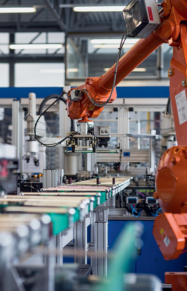 Pour gagner du temps lors de l’étape finale de montage des meubles et assurer une qualité d’assemblage parfaite des structures, certains sous-ensembles tubulaires sont pré-assemblés sur des lignes robotisées ultra-modernes.