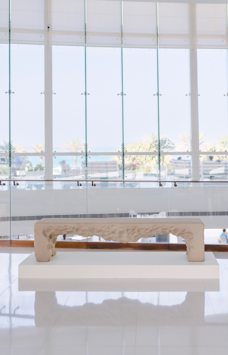 Le banc 0.2 de Kameh dans le lobby de l&rsquo;hôtel Jumeirah Saadiyat Island.