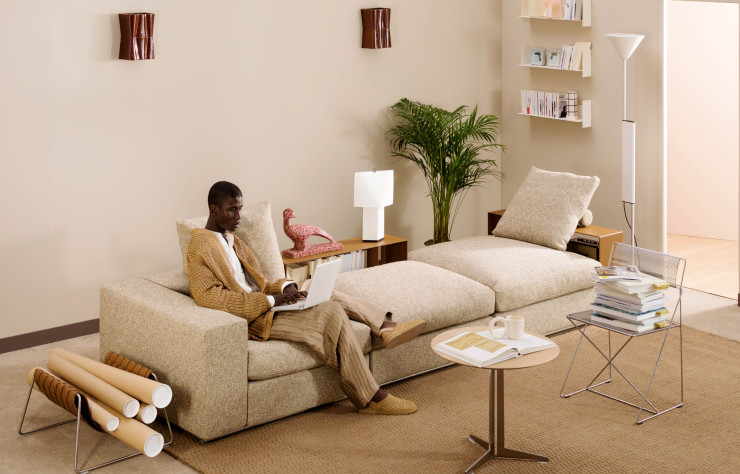 Un Canapé pour la vie. Editorial IDEAT N°176 Mars-Avril 2026.À 30 ans, le salon comme bureau. ©IDEAT