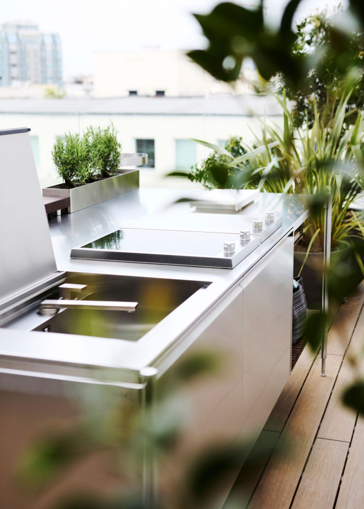 Solaria est la première cuisine d’extérieur d’Arrital. Ce système, configurable en îlot ou en cuisine linéaire murale, offre de hautes performances.