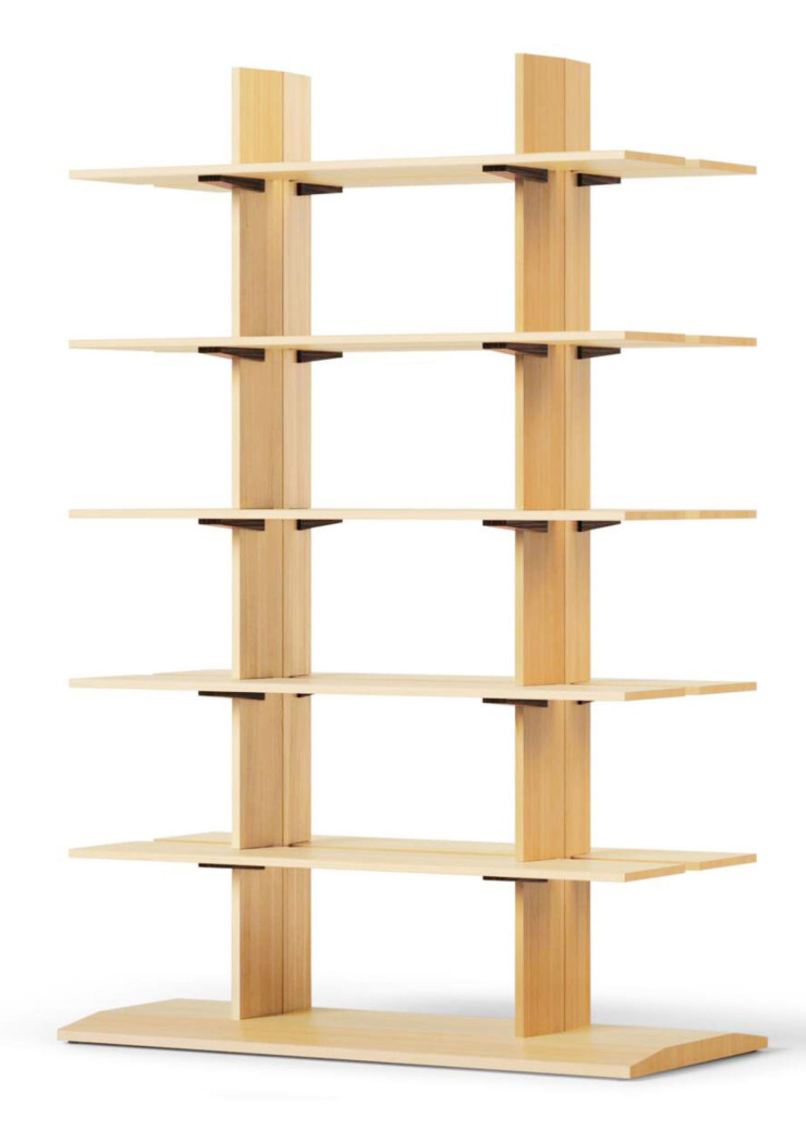 En bois massif, la bibliothèque suspendue avec fixation murale FF.Spine est le premier projet d’ameublement conçu par le studio Formafantasma pour l’éditeur Cassina.