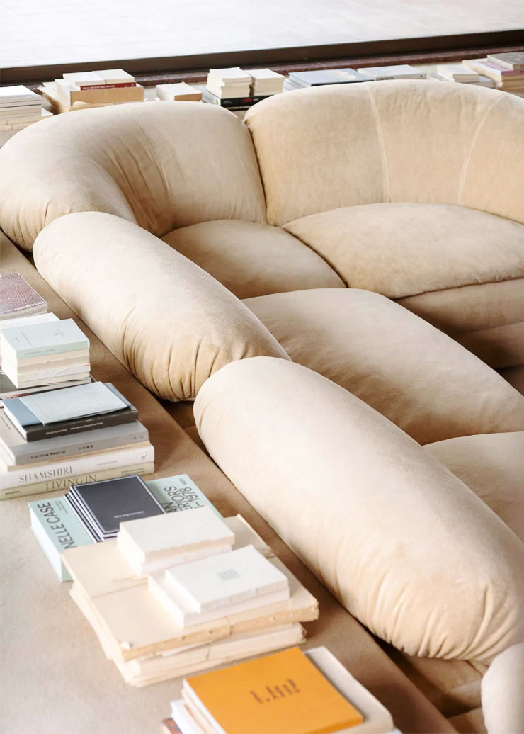 Inspiré d’une plaquette de beurre, le canapé de la collection expérimentale «Bread & Butter », fruit d’une collaboration entre Faye Toogood et Tacchini, se caractérise par un système modulaire dont les éléments une fois combinés offrent une sculpturale assise.