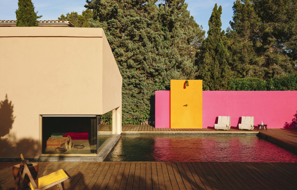 À Majorque, cette villa face à la mer réinvente l’esprit Mid-Century