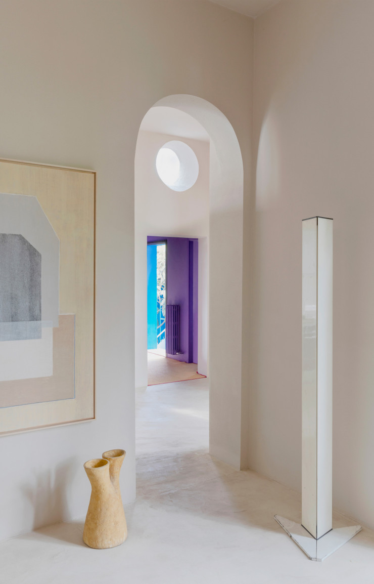 Dans le salon, sur le mur, oeuvre A L L I N, de Kim Bartelt, papier et crayon sur toile de lin (2023, Galerie Cadogan). Céramique vintage. Lampadaire Capricorne, de Tobia et Afra Scarpa (Flos, 1972).