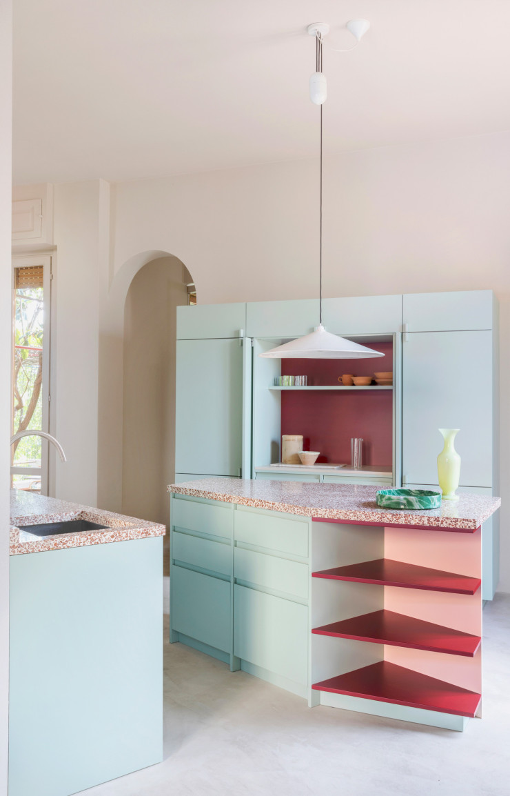 Dans la cuisine, mobilier et îlot en bois laqué et en marbre réalisé sur mesure par le studio Concepta. Verrerie Altatto en verre de Murano (6 :AM). Suspension et applique vintage.