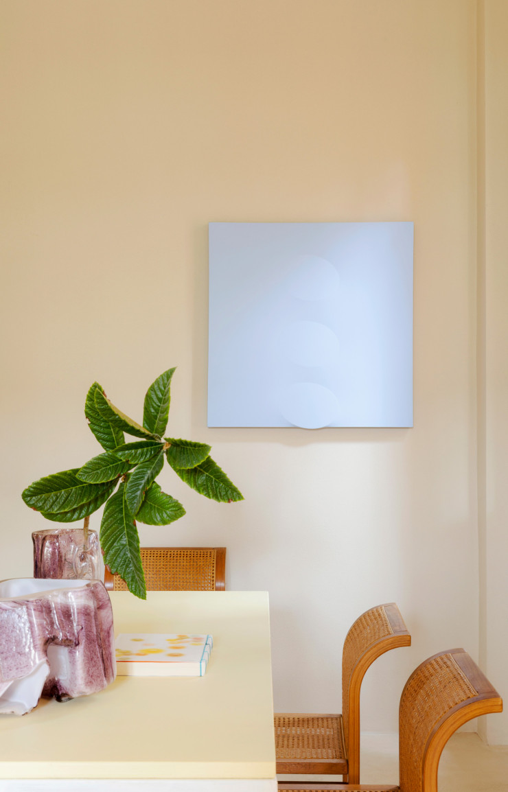 Dans la salle à manger, table réalisée par le studio Concepta. Chaises vintage Vienna, de Luigi Massoni (Fratelli Boffi). Sur la table, sculptures et vase en verre de Murano, de 6 :AM. Au mur, oeuvre 3 ovali azzurri, de Turi Simeti (2017, Galerie Dep Art).