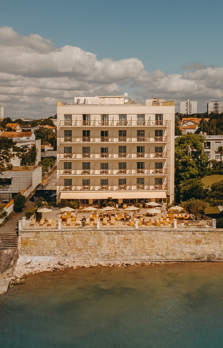 Une façade jaune pâle, des parasols rayés, du rotin et l’océan en ligne de mire : à La Rochelle, Les Brises assume le grand bain balnéaire.