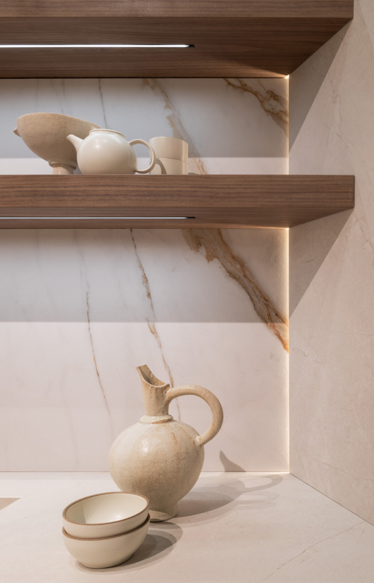 À Cersaie, Atlas Concorde dévoile cinq nouveautés de carrelage design entre pierre, bois, marbre, béton et émaux brillants.