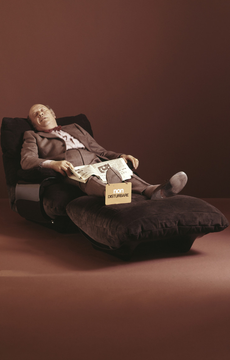 Dans les années 1970, le fauteuil, avec sa coque cintrée en Altuglas et ses coussins volumineux, appelle à la sieste.