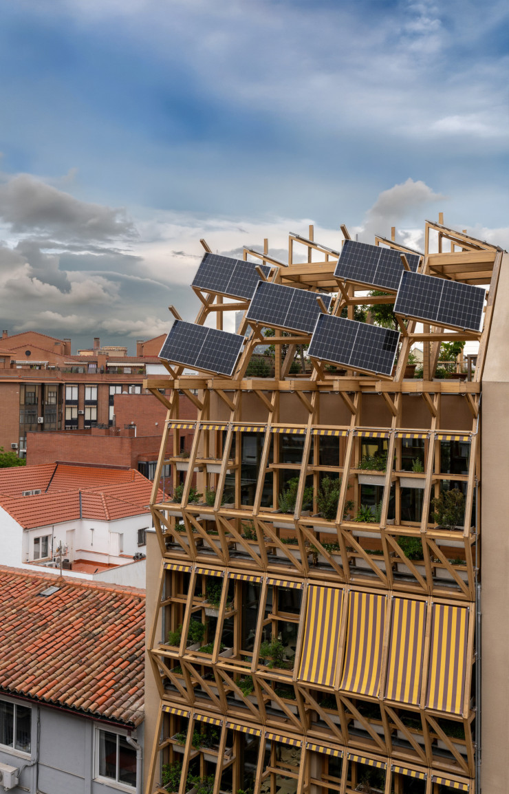 Porté par la Fondation Daniel et Nina Carasso, Infinito Delicias est un nouveau tiers-lieu destiné à la culture et à l’alimentation durable, dont la façade en bois, signée Husos Arquitecturas et elii (oficina de arquitectura), réinterprète le balcon madrilène.