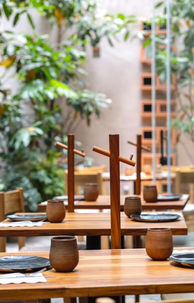 Chez Ticuí, cuisine mexicaine contemporaine, chaque table a son portemanteau en bois recyclé fabriqué par Segundo Aire et des céramiques de Venus y Loco.