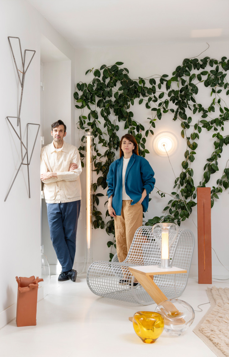 Marta Alonso et Imanol Calderón, le talentueux duo d’architectes designers de Mayice Studio, dans leur agence de Conde Duque aux côtés de leur siège en aluminium Buit Gradient (Gandia Blasco), leur lampe à poser Eris sur leur table basse Zoo et, au sol, leur lampe Blow en verre soufflé, réalisée en partenariat avec Real Fábrica de Cristales de La Granja.