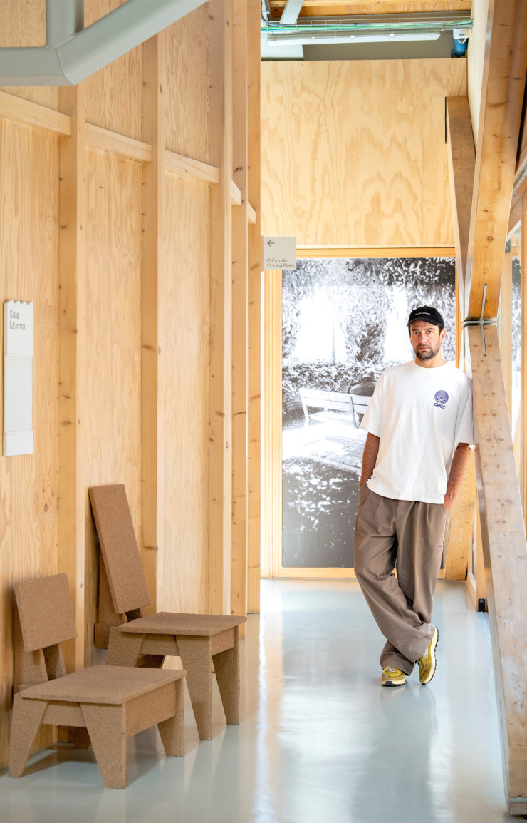 Lucas Muñoz Muñoz dans le centre culturel Infinito Delicias, dont il a signé l’aménagement intérieur et le mobilier. Ce designer madrilène parmi les plus influents de sa génération transforme les matériaux trouvés sur place en ressources. Une démarche de réemploi devenue sa signature.