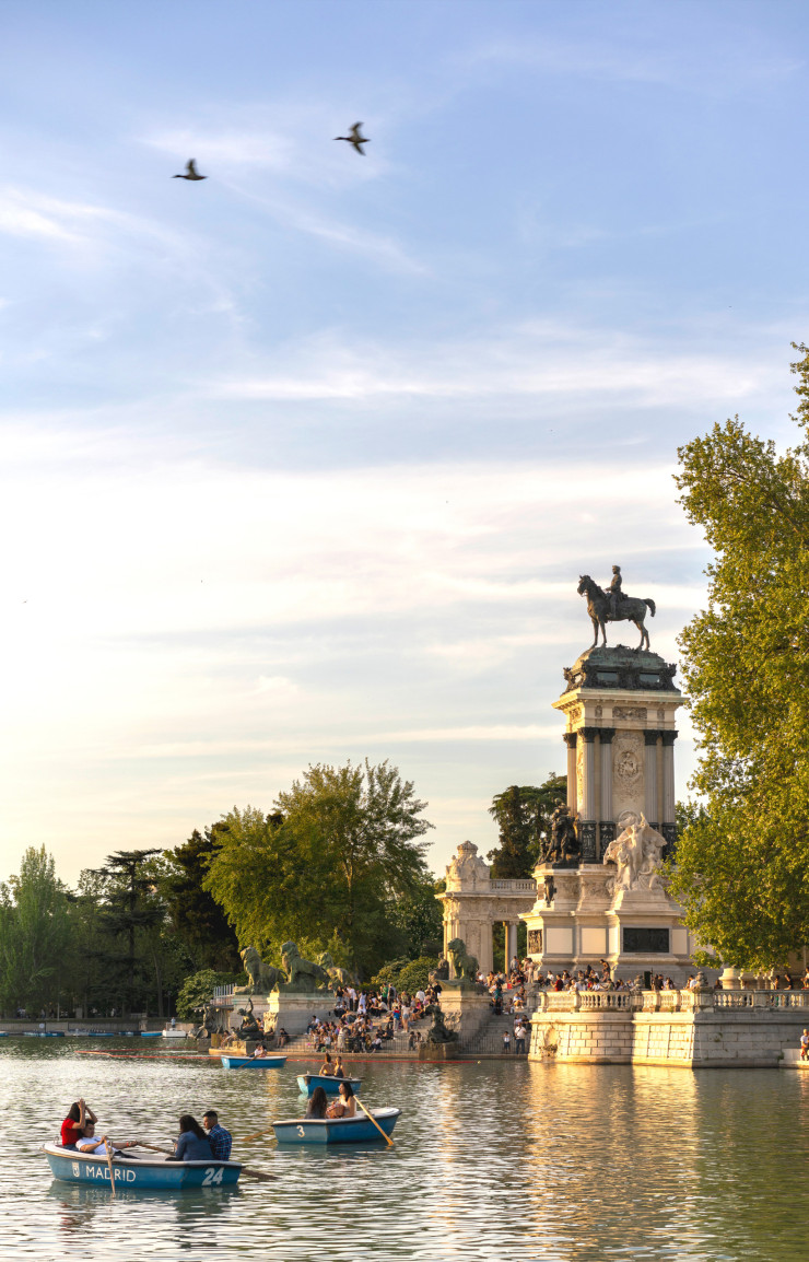 Prinicpal poumon vert de Madrid, le parc du Retiro est un ancien jardin royal, où se dresse le Monument à Alphonse XII d’Espagne avec sa statue équestre en bronze de Mariano Benlliure (1904).