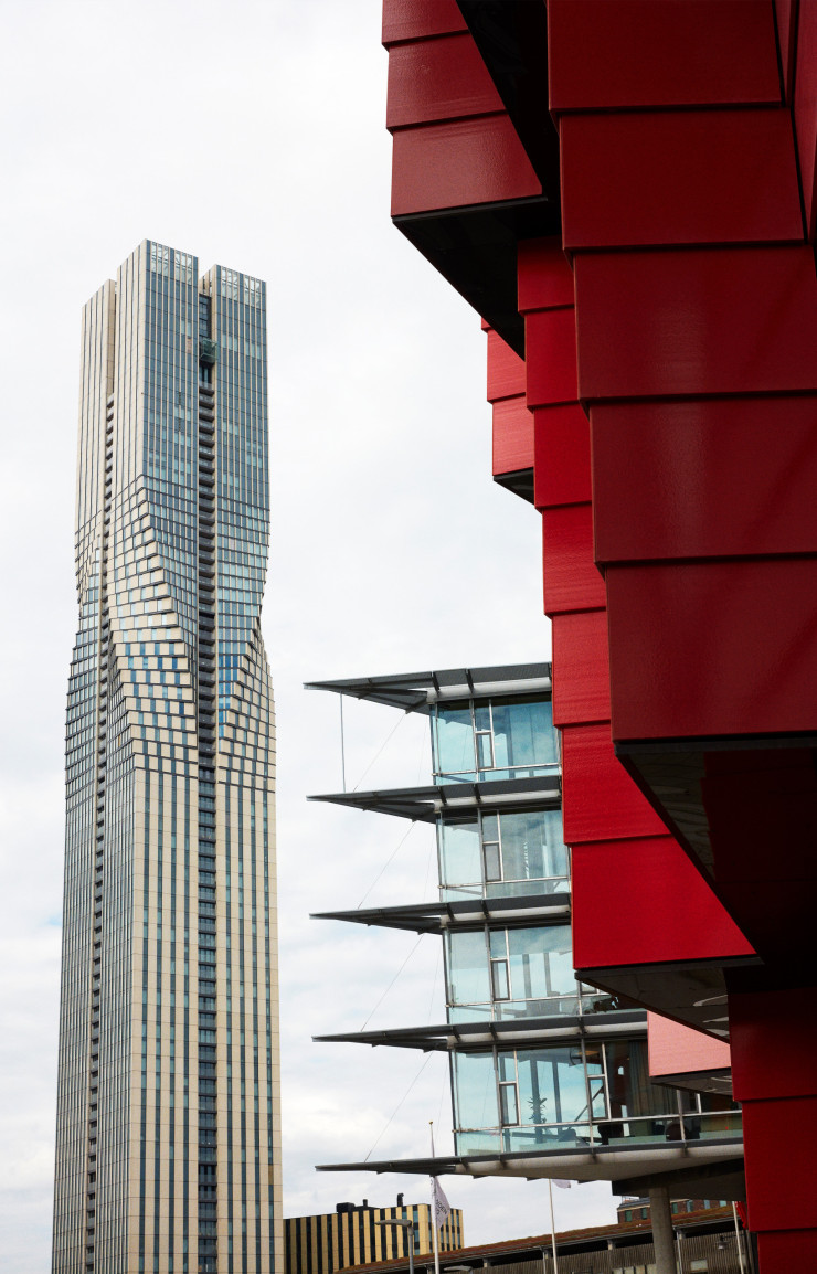À Göteborg, dans le quartier de Lindholmen, au premier plan, le bâtiment rouge appelé Kuggen (« engrenage », en suédois) est situé sur le campus de Chalmers University of Technology. À gauche, la tour Karla, qui semble en mouvement avec sa façade facettée et ses balcons décalés, domine la ville. Culminant à 246 mètres, elle est le plus haut édifice du nord de l’Europe.