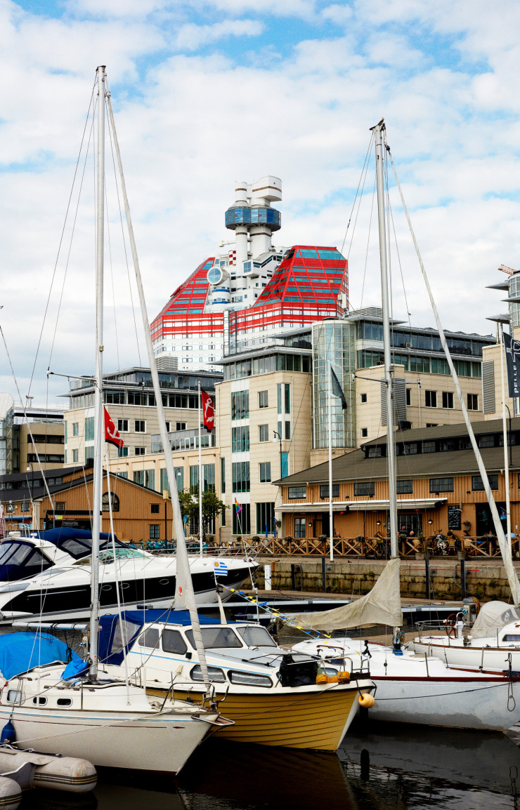 Derrière le port s’élève du haut de ses 86 mètres l’un des bâtiments les plus connus de la ville, le gratte-ciel de Skanska. Construit en 1989, il est surnommé le « Rouge à lèvres » par les habitants.