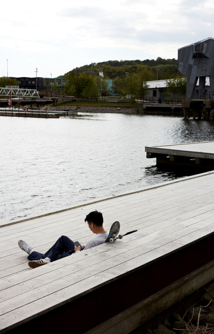 Le sauna Jubileumsparken, à droite, est situé dans l’ancienne zone portuaire de Frihamnen, au centre de Göteborg. Ouvert au public, il se trouve juste à côté des bassins flottants sur le fleuve Göta älv.