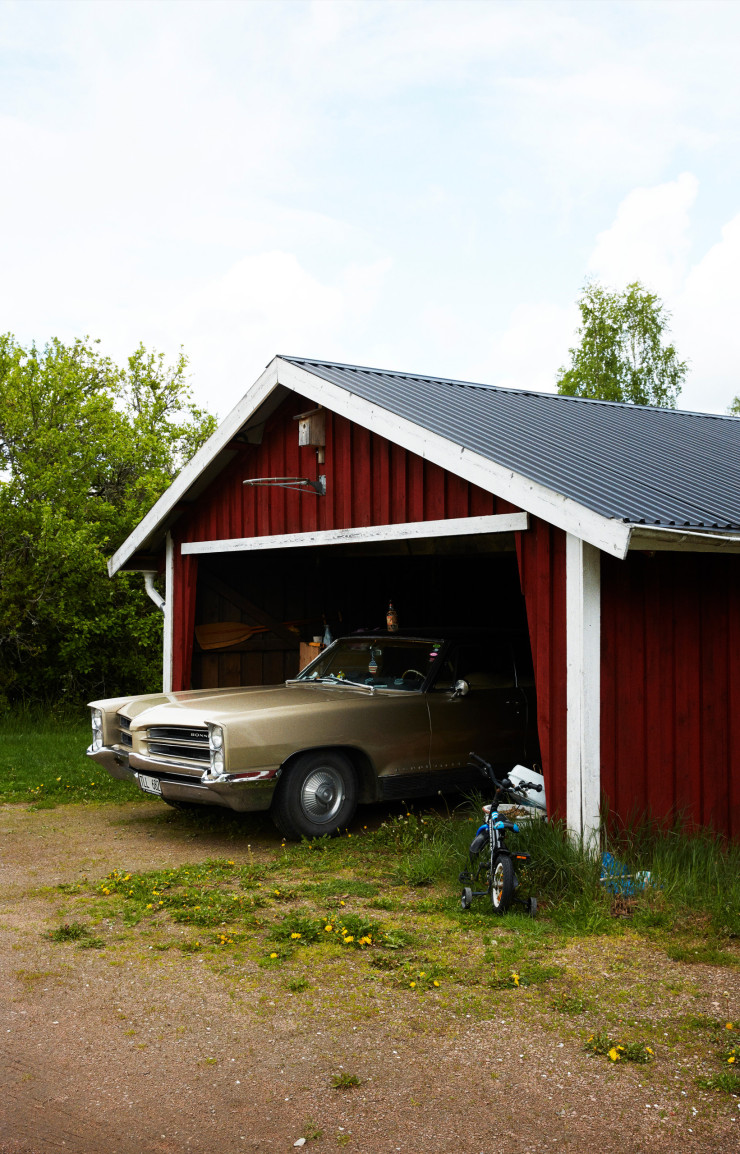 Sur la route, un garage à la teinte dite « rouge de Falun », typique de la campagne suédoise.