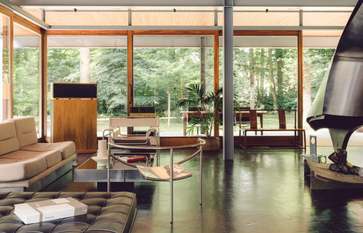 Dans la pièce à vivre, côté salon, canapé de Jacques Charpentier (Roche Bobois, années 1970). Table basse signée Willy Rizzo. Au premier plan, fauteuil Dr Sonderbar, de Philippe Starck (XO). En face, chaise Wassily B3, de Marcel Breuer (Gavina, années 1960). Au fond, à gauche, enceintes de studio Klipsch (années 1970). À droite, banc Shang Xia.
