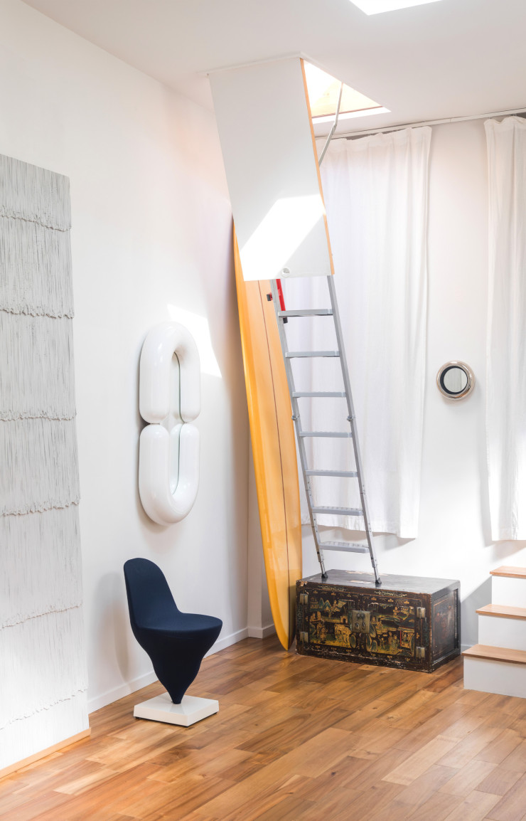 Quelques-unes de ses créations : panneau décoratif Comporta en béton et en fibre de verre (Concrete LCDA) ; chaise Gelato en métal, aluminium et mousse recyclée (Moustache) ; miroir Zodiac en céramique (Moustache) ; et miroir rond, collection « Chroma » (Monoprix). Le coffre ancien a été rapporté de Chine.
