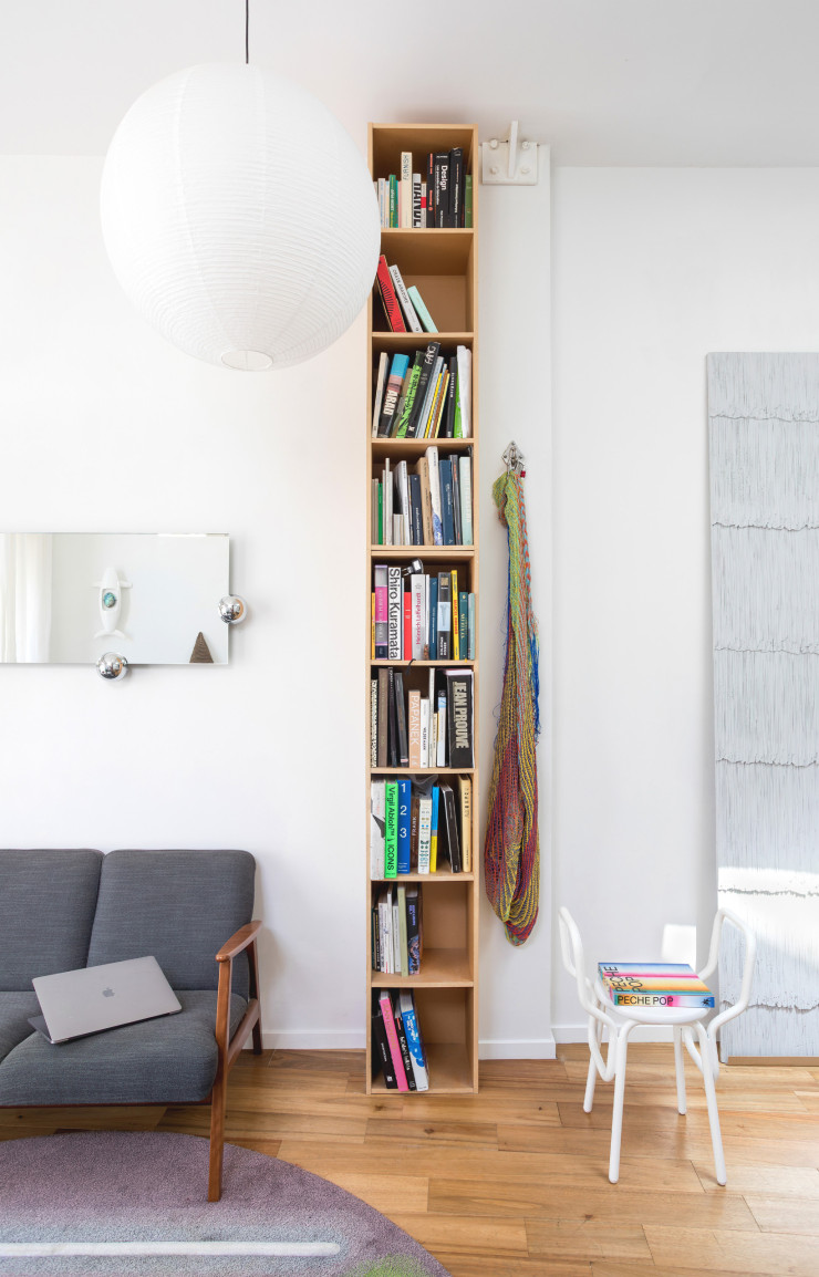 Dans le studio du designer, canapé Ekenäset (IKEA). Étagère modulaire Pulp en carton recyclé (Muji). Suspendu à côté, hamac mexicain en filet. Suspension Akari en papier, d’Isamu Noguchi (Vitra). Le panneau décoratif Comporta en béton et en fibre de verre (Concrete LCDA), le miroir Sphera en Zamac et en verre (Moustache) et le tabouret empilable FZ1 en bois et en aluminium (EO) sont des créations de Jean-Baptiste Fastrez.