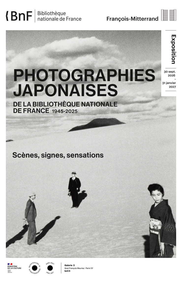 L’affiche de l’exposition «Photographies japonaises. scènes, signes, sensations». À la BnF François-Mitterrand, quai François-Mauriac, 75013 Paris, du 30 septembre 2026 au 31 janvier 2027. « Quatre personnages sur une dune de sable », de Shoji Ueda (1948).